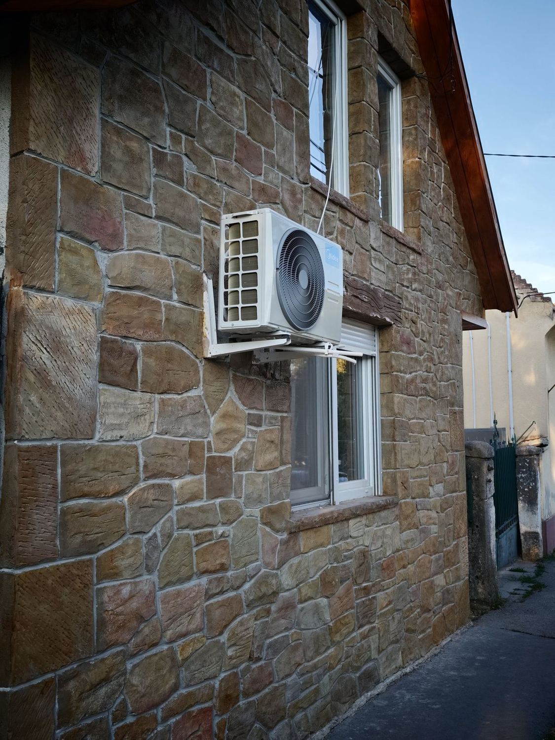 Kőburkolatos oldalhomlokzat